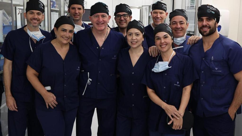 El doctor Medel con otros profesionales en el congreso.