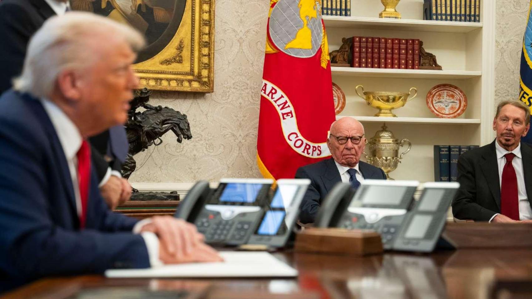 El presidente Donald Trump recibe al CEO de Fox, Rupert Murdoch, y al patrocinador de Skydance, Larry Ellison, en la Oficina Oval.