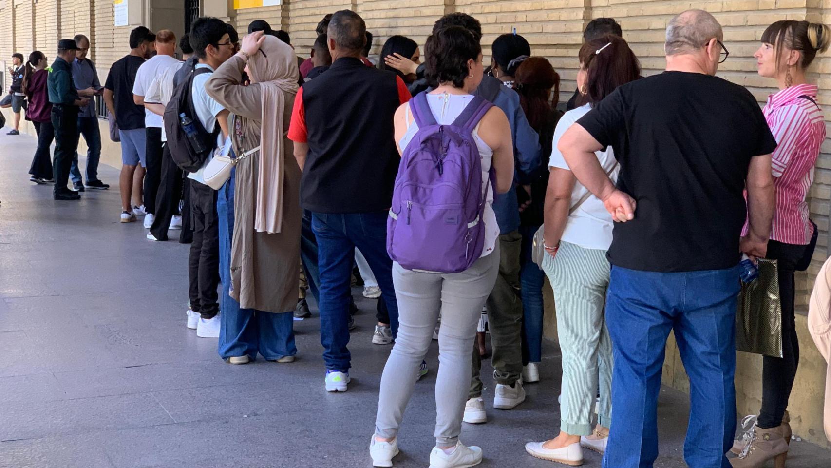Filas en la Delegación del Gobierno para conseguir los papeles para la regularización.