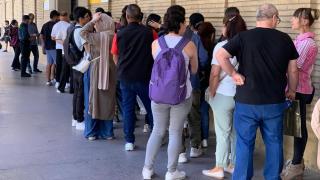 Filas en la Delegación del Gobierno para conseguir los papeles para la regularización.