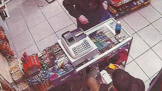 Khalil comprando en una tienda de alimentación con la cartera de la víctima de la agresión sexual.