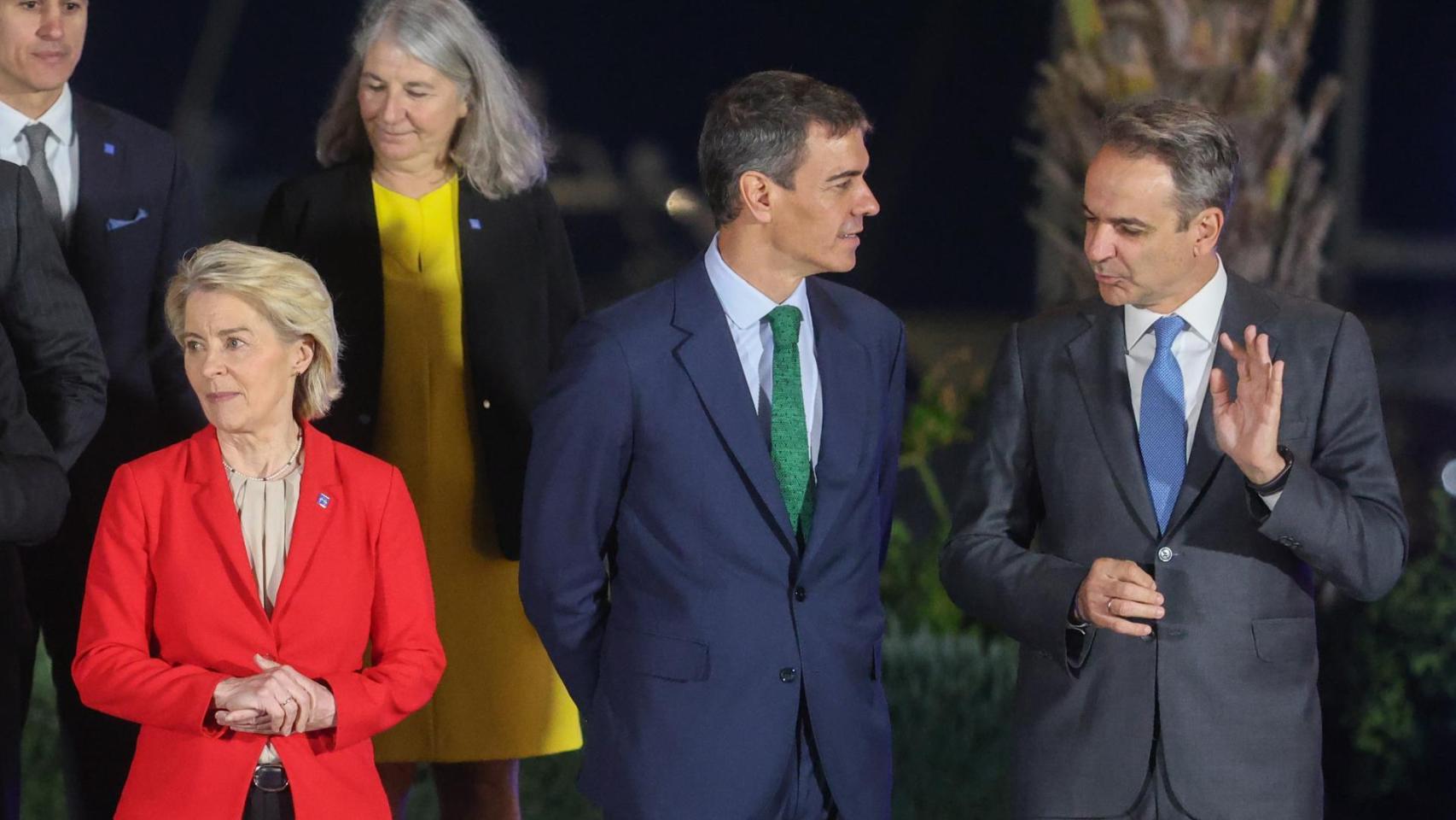 La presidenta de la Comisión Europea, Ursula von der Leyen; y Pedro Sánchez, en la cumbre informal de la UE en Chipre.