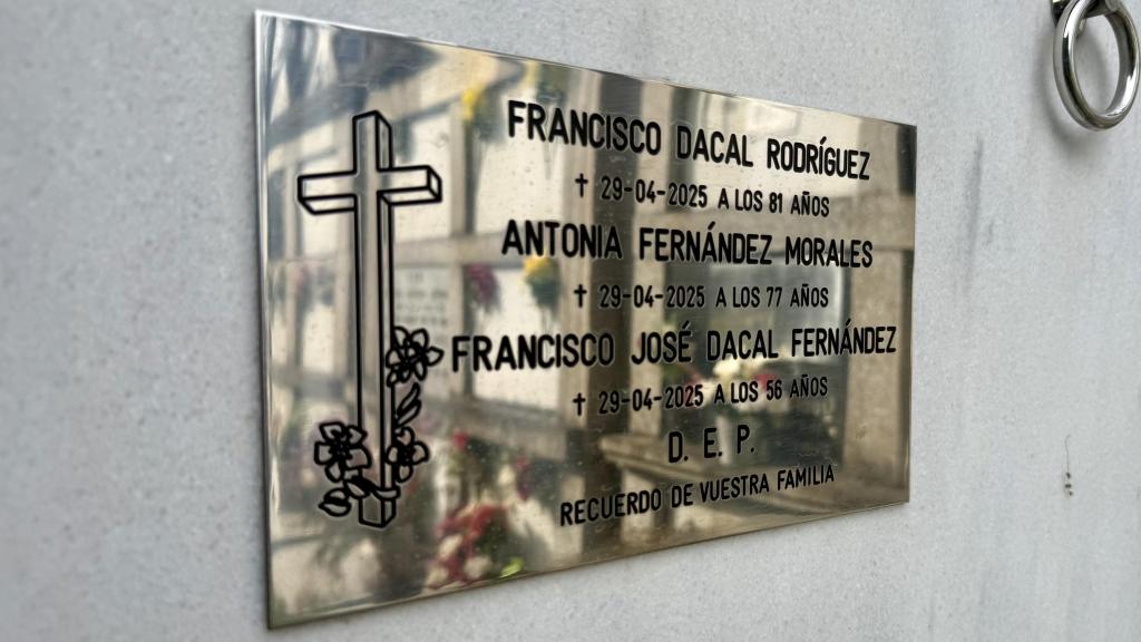 Placa en el cementerio de Vilar de Santos (Orense), donde reposan las cenizas de Francisco Dacal, Antonia Fernández y su hijo Francisco José, fallecidos la noche del apagón. Tres nombres y una misma fecha —29 de abril de 2025— condensan en este nicho la historia de la familia que murió en su casa de Taboadela.