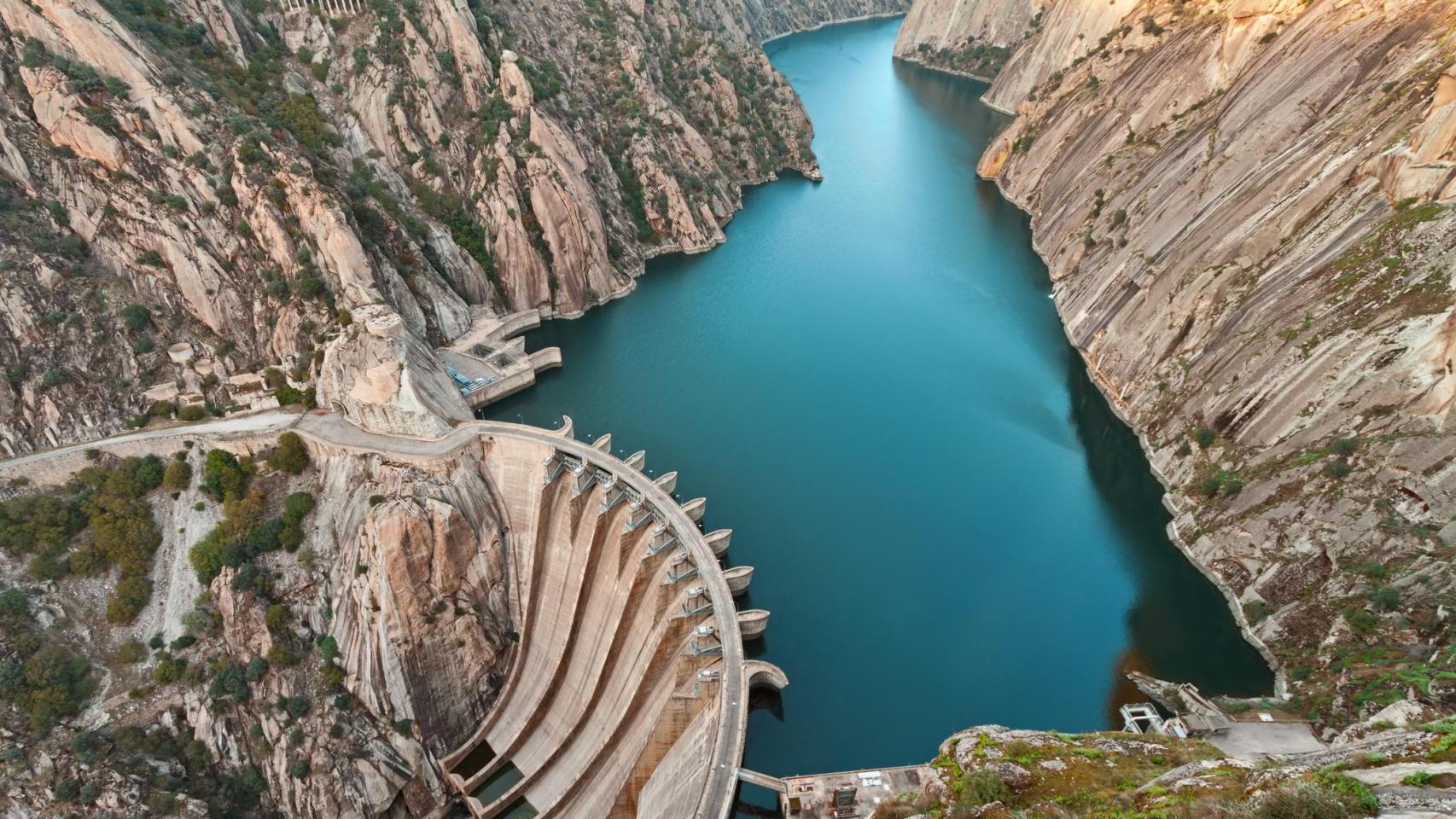 La Presa de Aldeadávila está situada en el municipio de Aldeadávila de la Ribera.