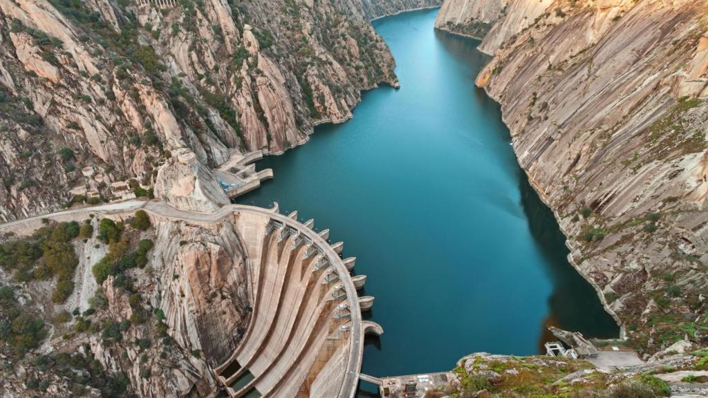 La Presa de Aldeadávila está situada en el río Duero, en el municipio de Aldeadávila de la Ribera, al noroeste de la provincia de Salamanca (Castilla y León).