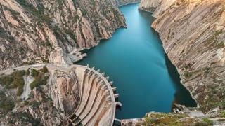 La Presa de Aldeadávila está situada en el río Duero, en el municipio de Aldeadávila de la Ribera, al noroeste de la provincia de Salamanca (Castilla y León).