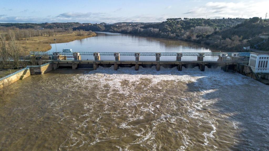 Central hidroeléctrica en la reserva natural del río Duero en Castronuño-Valladolid.