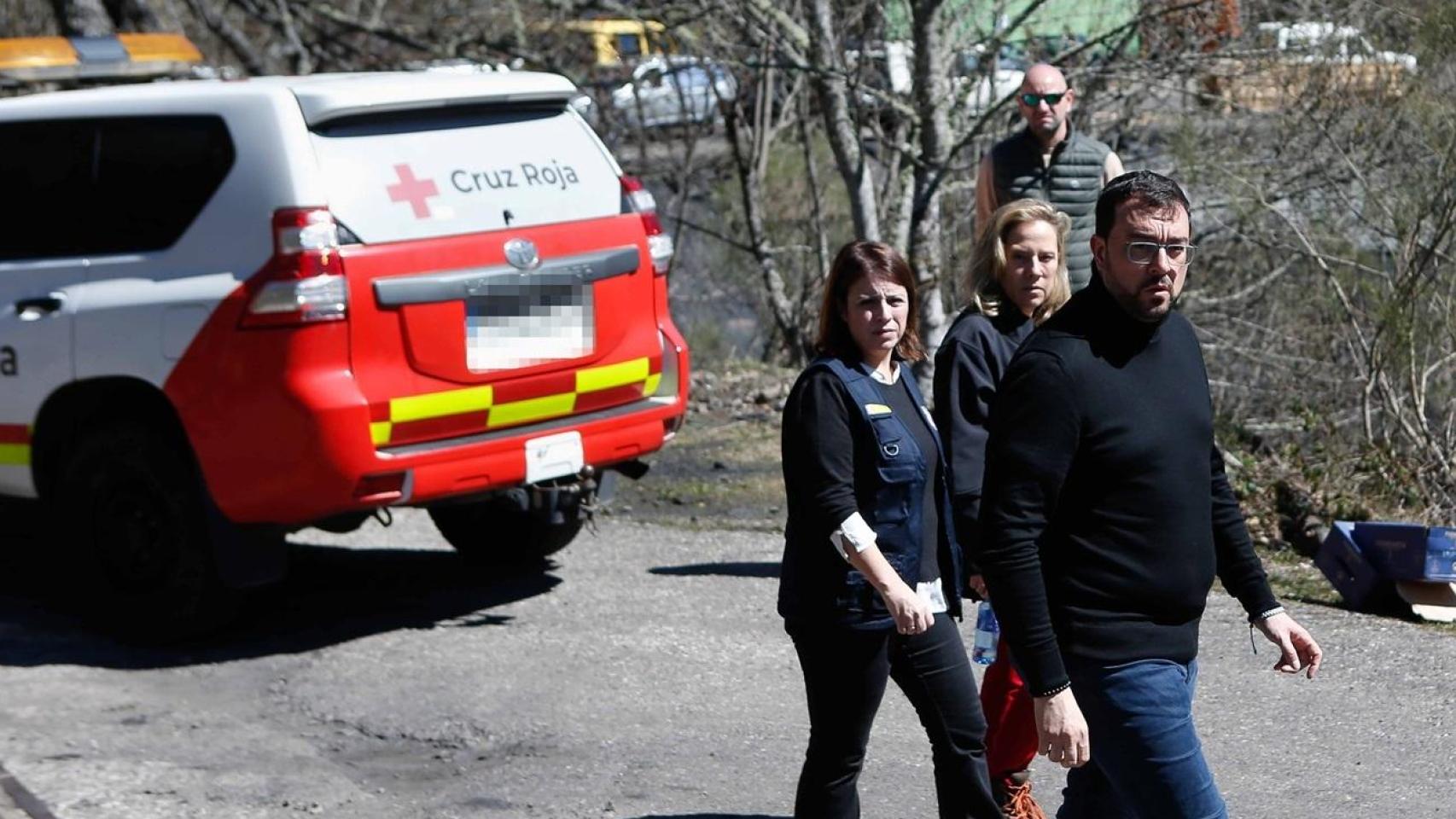 Adrián Barbón y Adriana Lastra, llegan a la mina de Cerredo tras la catástrofe.