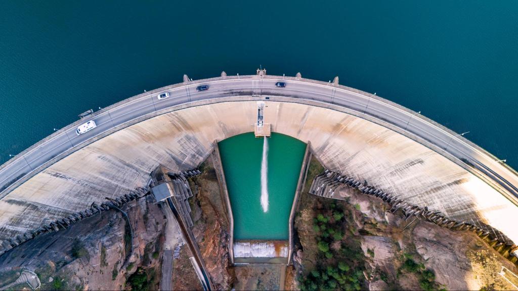 El embalse y presa de la Llosa del Cavall se sitúan en la Vall de Lord, comarca del Solsonès en la provincia de Lérida (Lleida), Cataluña.