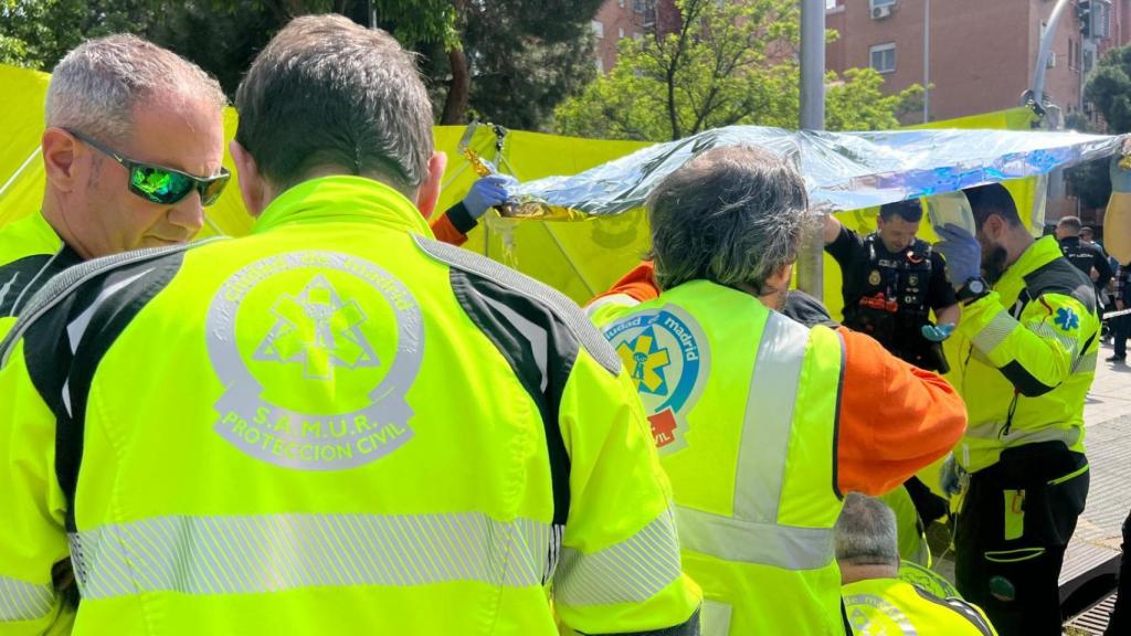 El Samur atiende al trinitario asesinado en Vallecas.