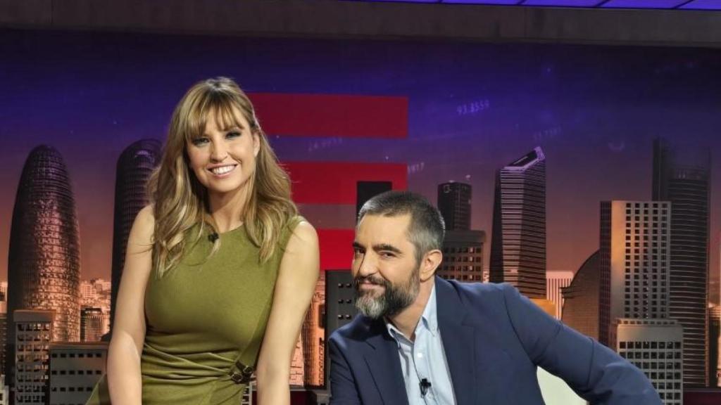 Dani Mateo, junto a Sandra Sabatés, en 'El Intermedio'.