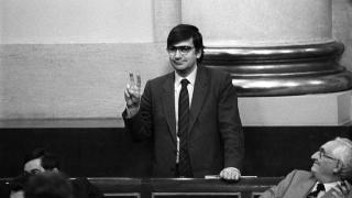 Ernest Lluch, entonces ministro de Sanidad, celebrando la aprobación de la Ley General de Sanidad.