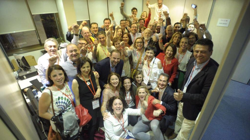 Beatriz Corredor junto a Ábalos, Carmen Calvo, Adriana Lastra, Margarita Robles, José Félix Tezanos y otros miembros de la directiva del PSOE cercanos a Pedro Sánchez.