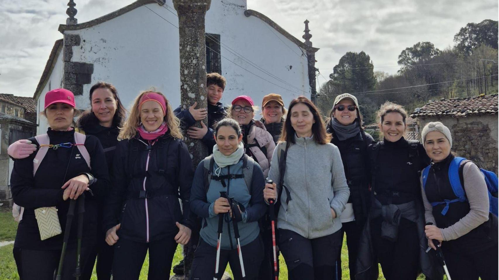 Esta Semana Santa, mujeres que han atravesado cáncer de mama —muchas siguen en tratamiento— están haciendo el camino de Santiago guiadas por la Dra. Ana Pastor, cardióloga en HM Hospitales y su equipo de entrenadores.