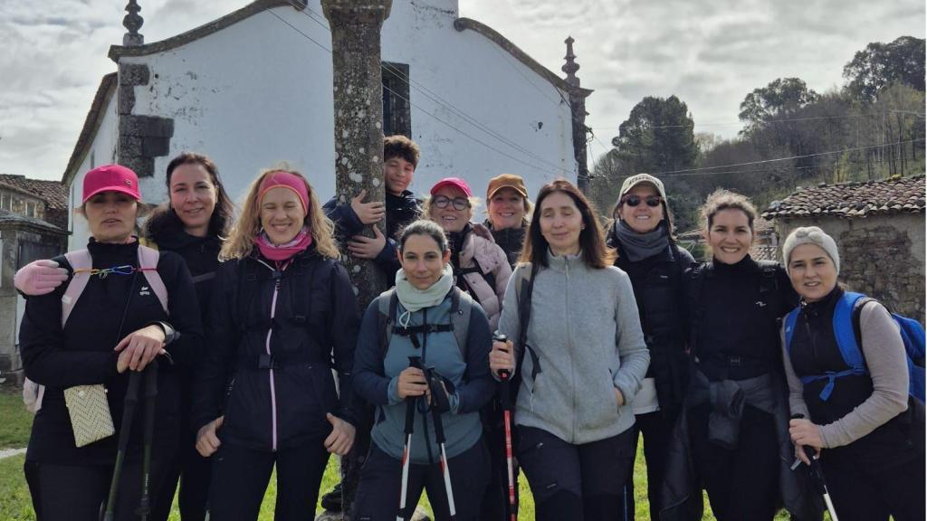 Esta Semana Santa, mujeres que han atravesado cáncer de mama —muchas siguen en tratamiento— están haciendo el camino de Santiago guiadas por la Dra. Ana Pastor, cardióloga en HM Hospitales y su equipo de entrenadores.