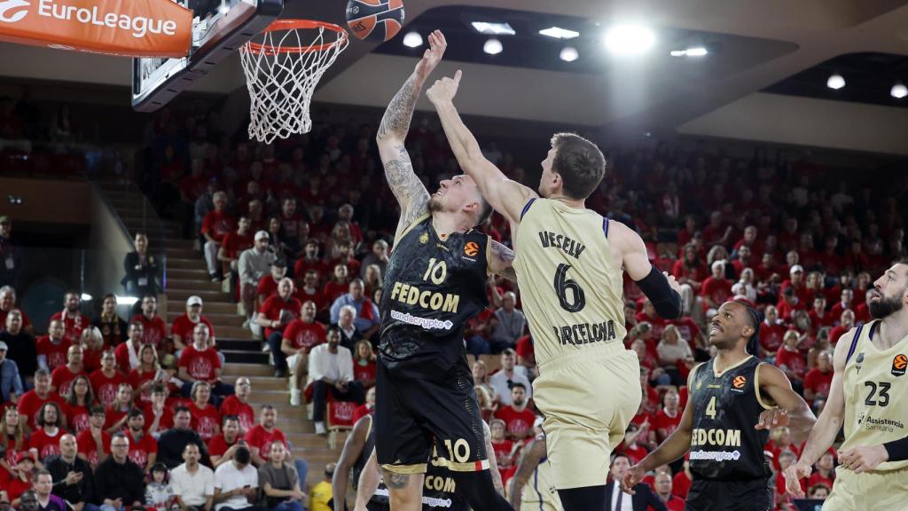 Daniel Theis entra a canasta presionado por Jan Vesely.