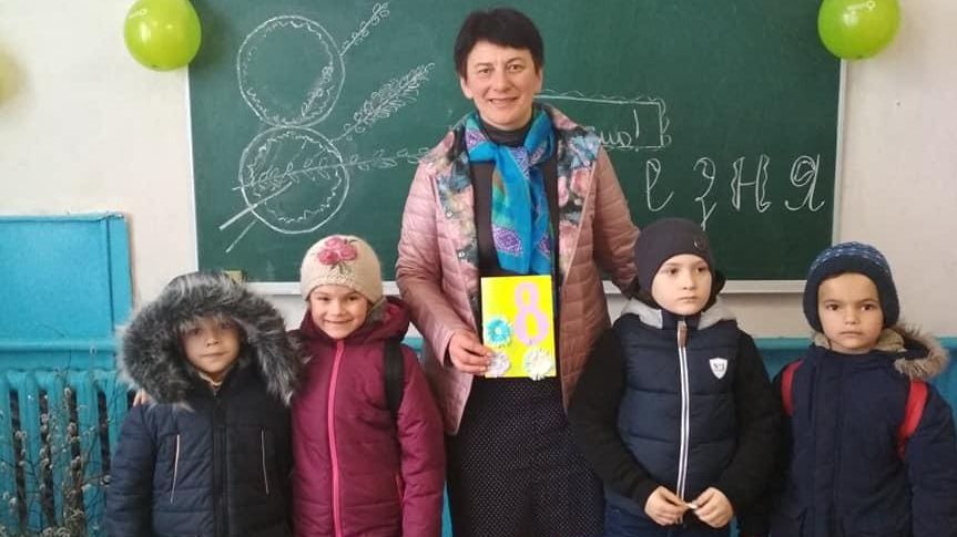 Svieta junto a un grupo de alumnos del colegio de Orane, donde era profesora.