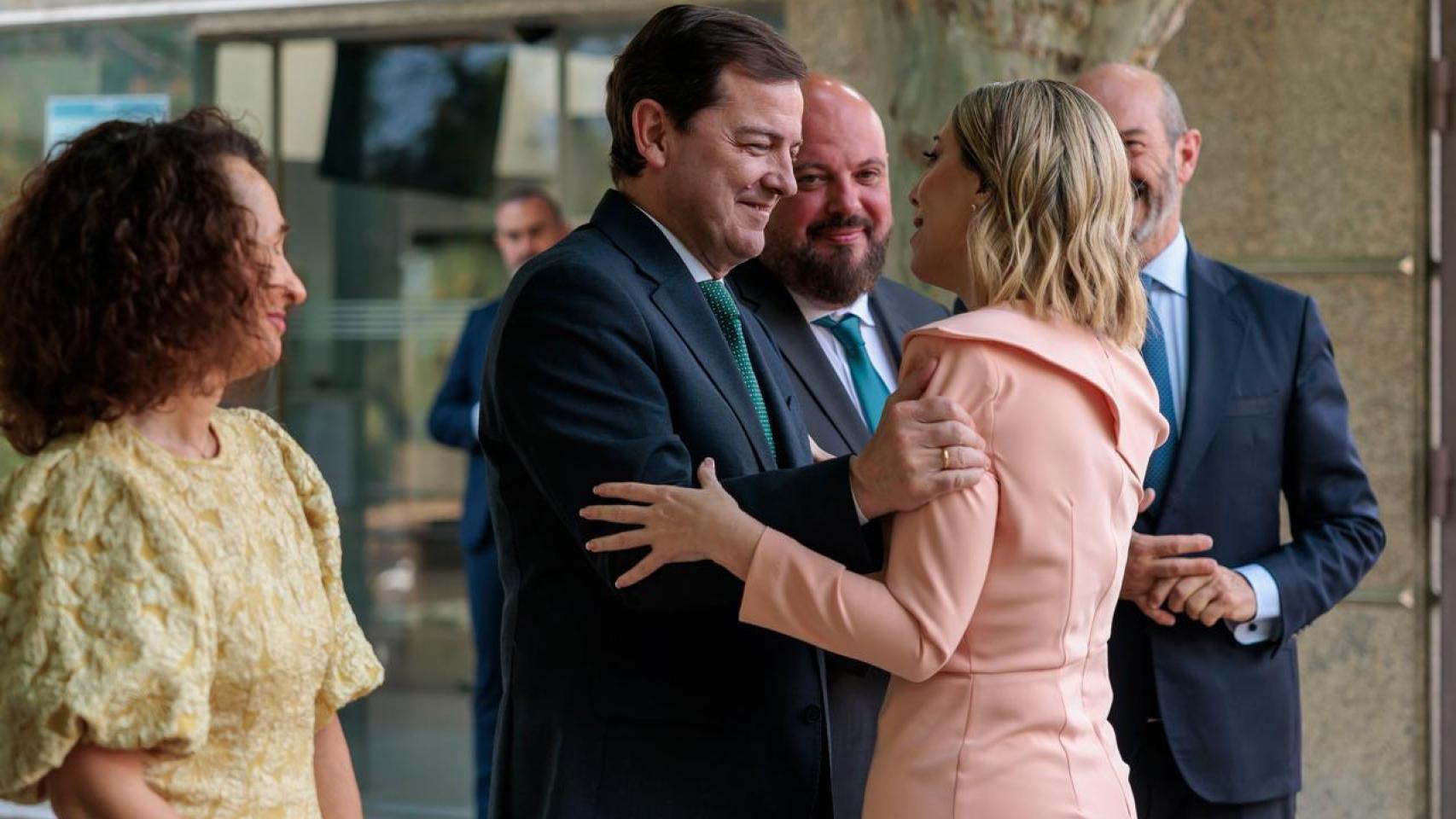 El presidente de la Junta de Castilla y León en funciones, Alfonso Fernández Mañueco, saluda a la presidenta de Extremadura, María Guardiola, en su toma de posesión, este viernes en Mérida