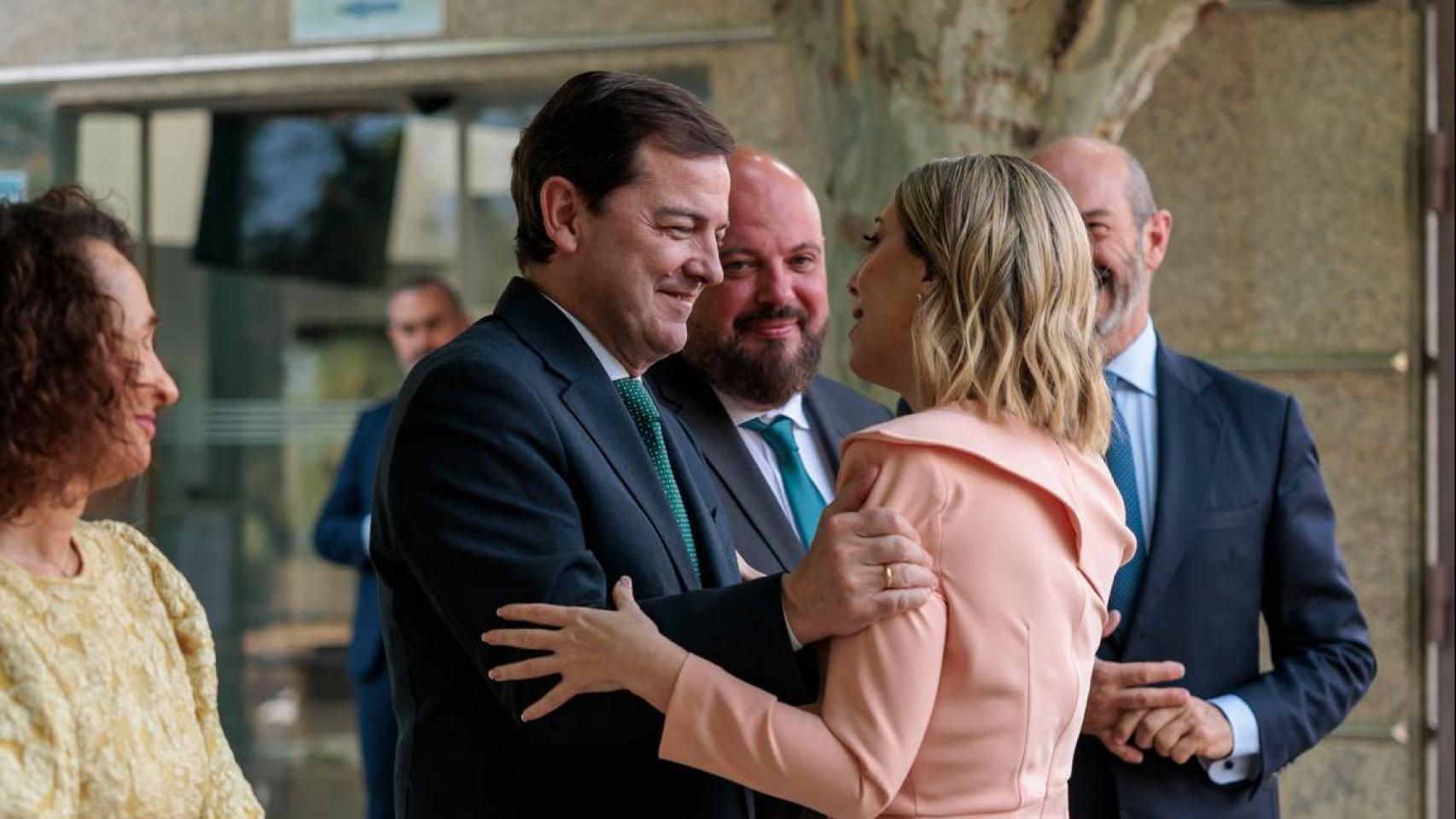 El presidente de la Junta de Castilla y León en funciones, Alfonso Fernández Mañueco, saluda a la presidenta de Extremadura, María Guardiola, en su toma de posesión, este viernes en Mérida