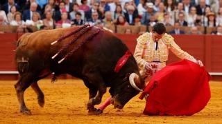 Juan Ortega pega un natural con una rodilla en tierra en Sevilla.