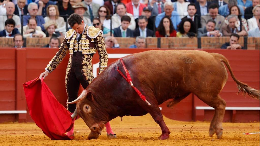 Daniel Luque torea al natural con la mano derecha en la Maestranza.