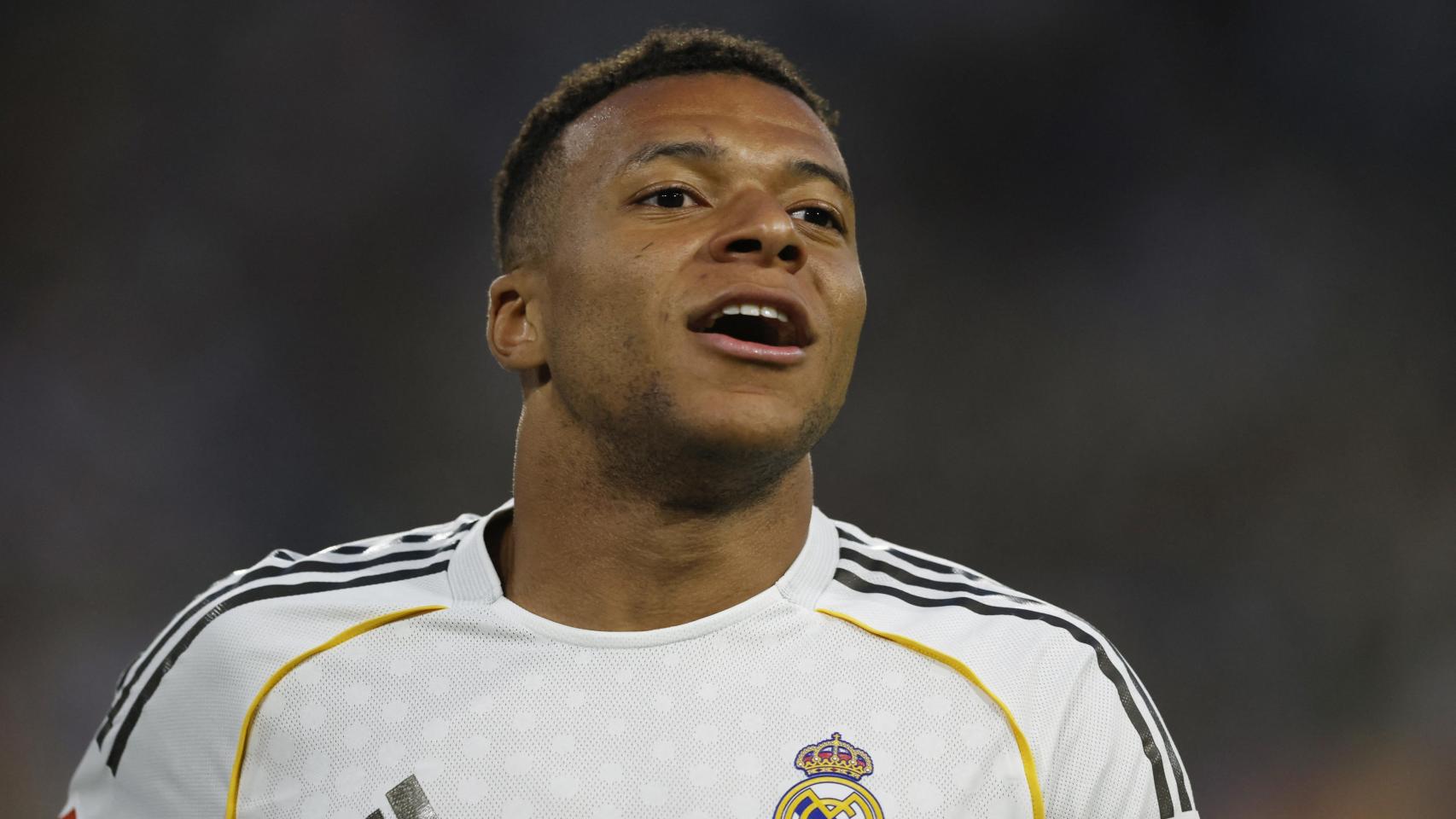 Mbappé se lamenta durante el partido ante el Betis.