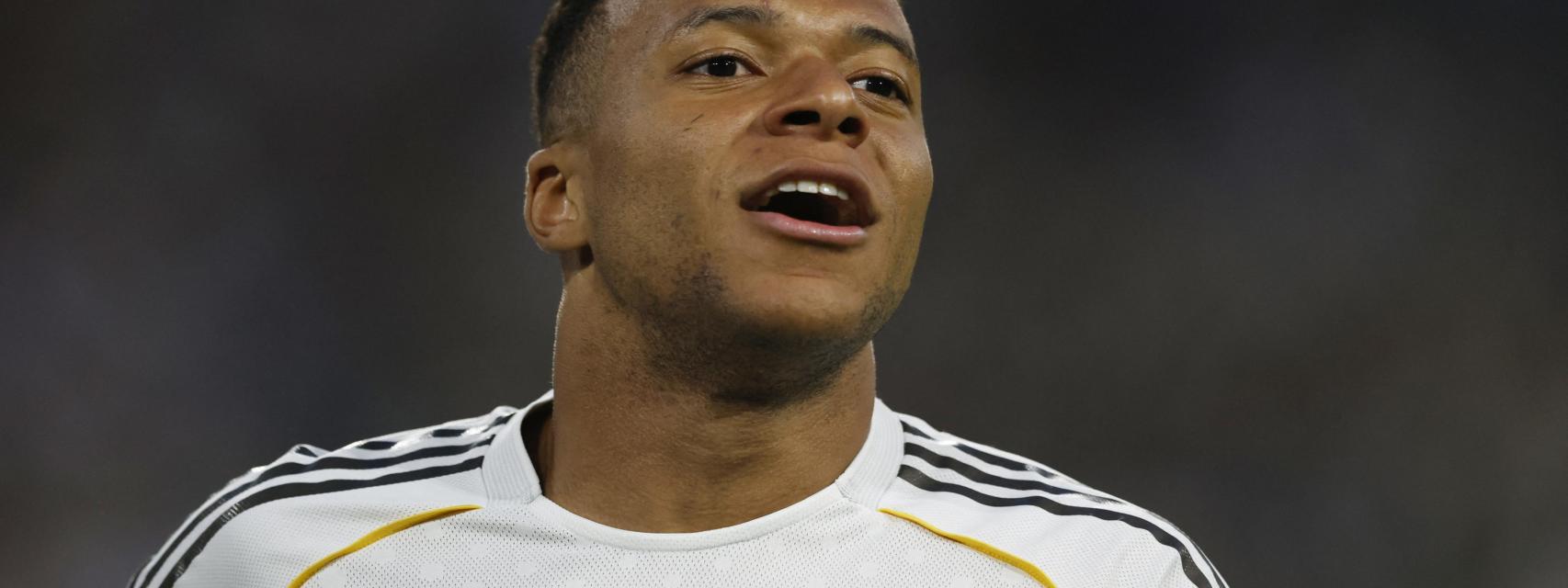 Mbappé se lamenta durante el partido ante el Betis.