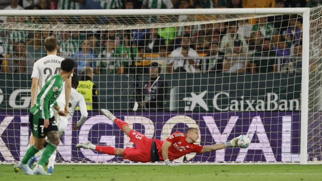 Lunin evita el gol de Antony con una magnífica parada.