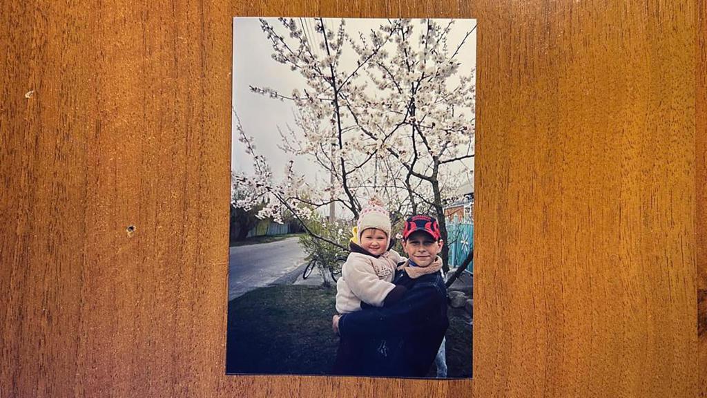 Faina y su hermano Ruslan en una fotografía familiar, tomada cuando eran niños, en su ciudad Ivankív (a 65 kilómetros de la central de Chernóbil).