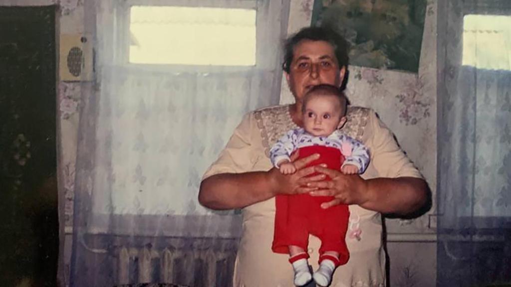 Luda en los brazos de su abuela, que vivía a 65 kilómetros de Chernóbil cuando se produjo el accidente nuclear.