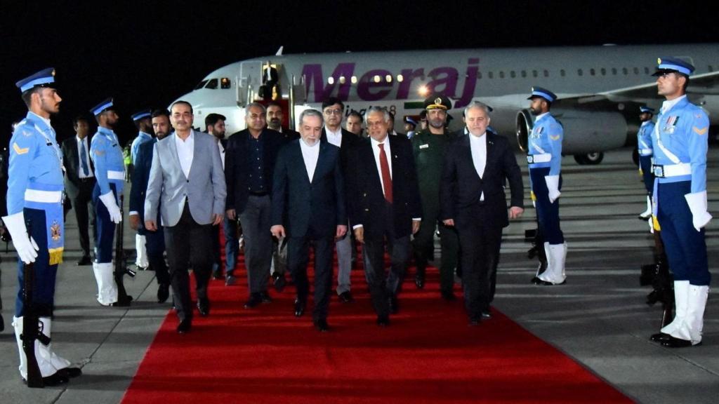 La delegación iraní, encabezada por Aragchi, saliendo de su avión en Islamabad este viernes.