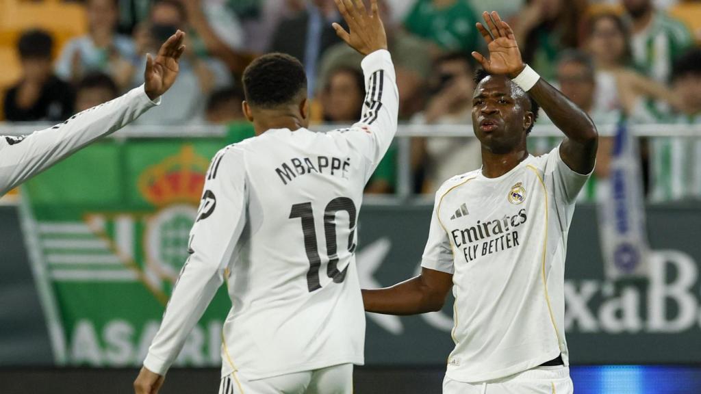 Vinicius celebra con Mbappé el gol marcado ante el Betis.