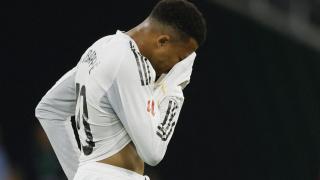 Mbappé se lamenta durante el partido contra el Betis.
