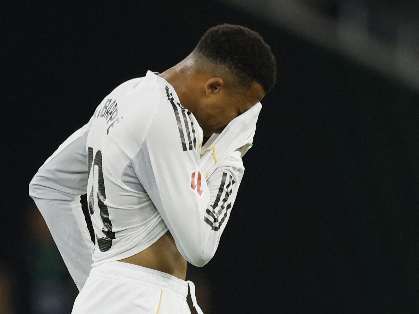 Mbappé se lamenta durante el partido ante el Betis.