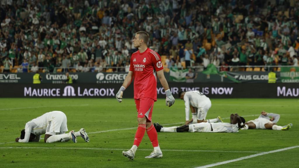 Los jugadores del Real Madrid se lamentan tras el gol encajado ante el Betis.