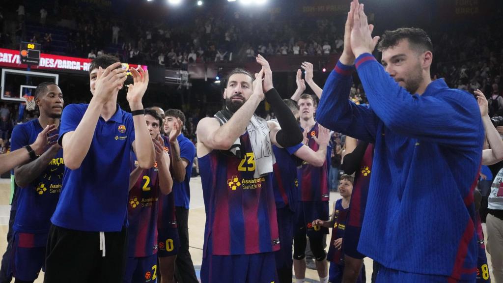 Los jugadores del Barça agradecen el apoyo a la afición tras el partido ante el Bayern.