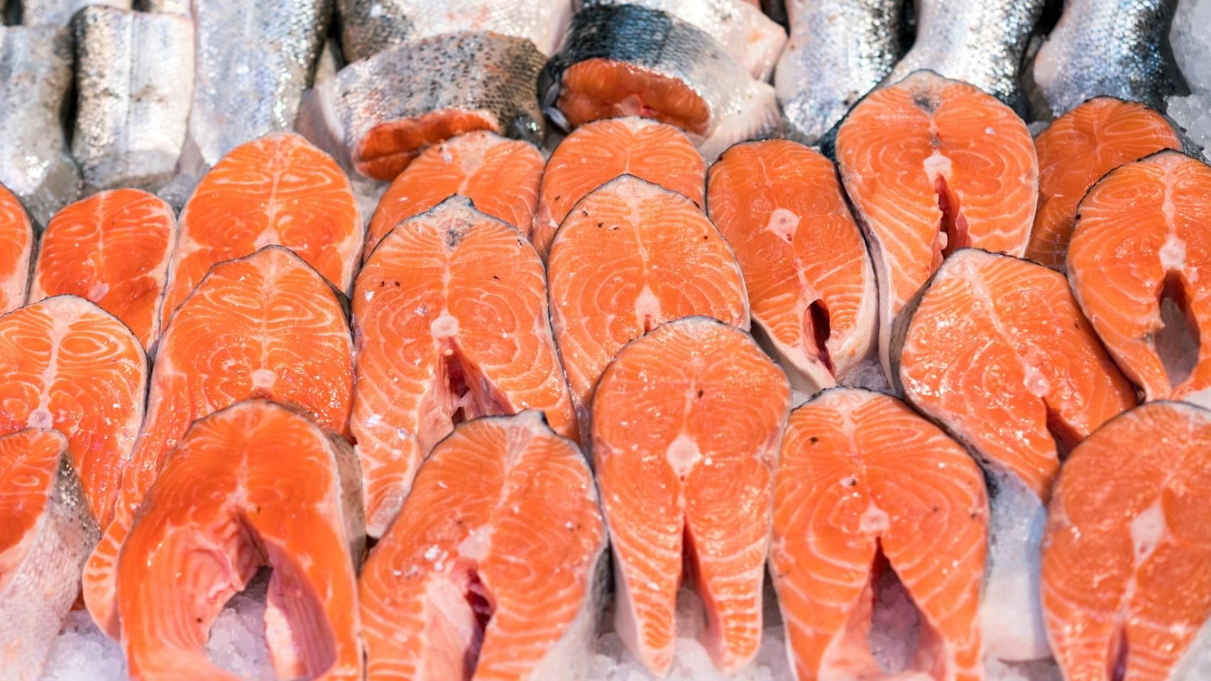 Rodajas de salmón en una pescadería