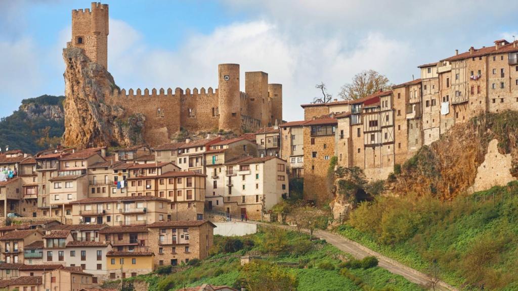 Vista panorámica de Frías con el castillo al fondo
