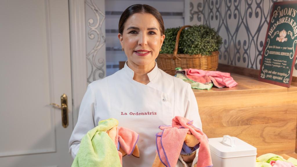 Begoña Pérez enseña a limpiar estos paños.