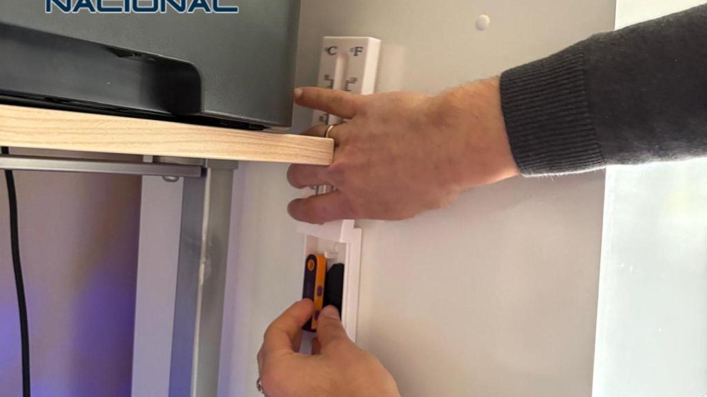 Los agentes descubrieron memorias USB ocultas en un termómetro de pared