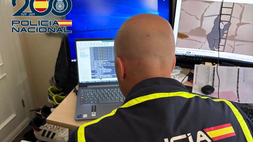 Agentes de la Policía Nacional durante el registro del acusado de llevar la página TuMangaOnline