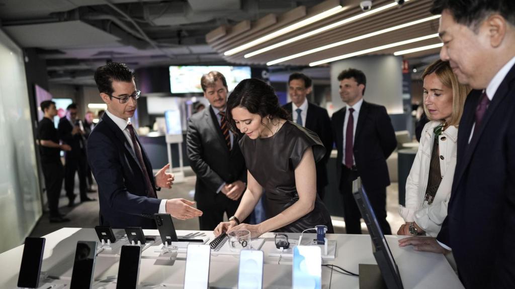 La Presidenta de la Comunidad de Madrid, Díaz Ayuso, durante su visita a la sede de Samsung