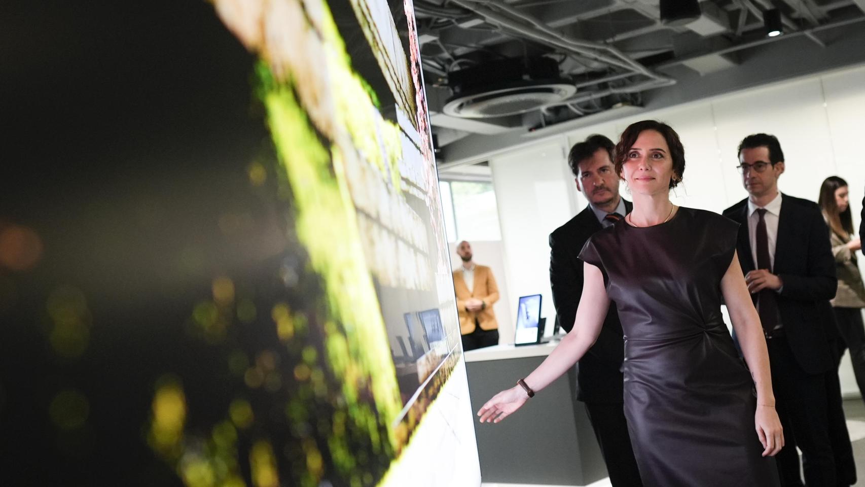 La Presidenta de la Comunidad de Madrid, Díaz Ayuso, durante su visita a la sede de Samsung