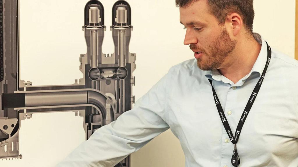 Un empleado de X-Energy explica el funcionamiento de su reactor nuclear pequeño