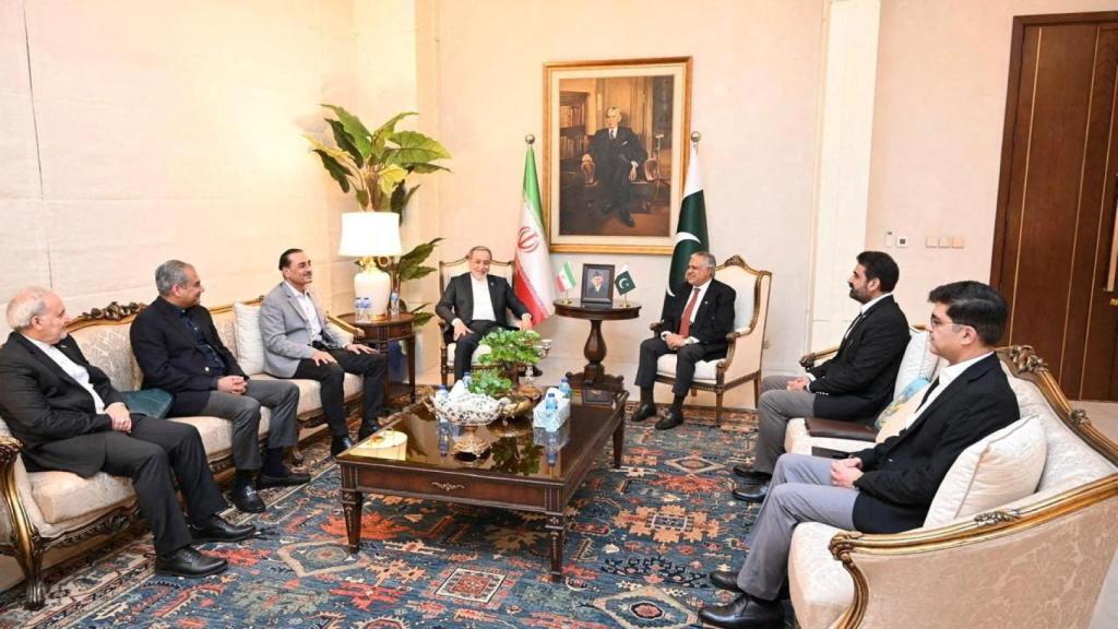 El ministro de Asuntos Exteriores iraní, Abbas Araqchi, conversa con el ministro de Asuntos Exteriores de Pakistán, Mohammad Ishaq Dar, y el jefe del ejército, el mariscal de campo Asim Munir, durante una reunión en Islamabad el 24 de abril de 2026.