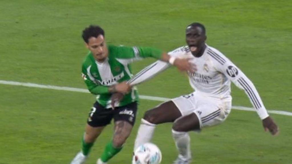 Antony hace falta a Ferland Mendy durante la jugada sobre la portería de Bellerín