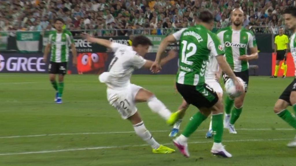 La posible mano de Ricardo Rodríguez en el Betis - Real Madrid