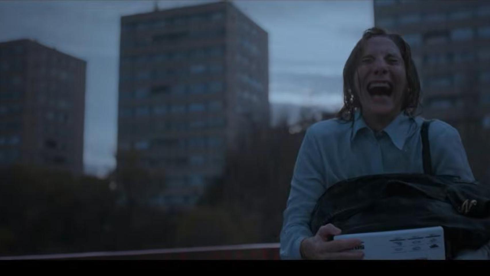 La protagonista Malena Alterio gritando junto al Puente de Poniente