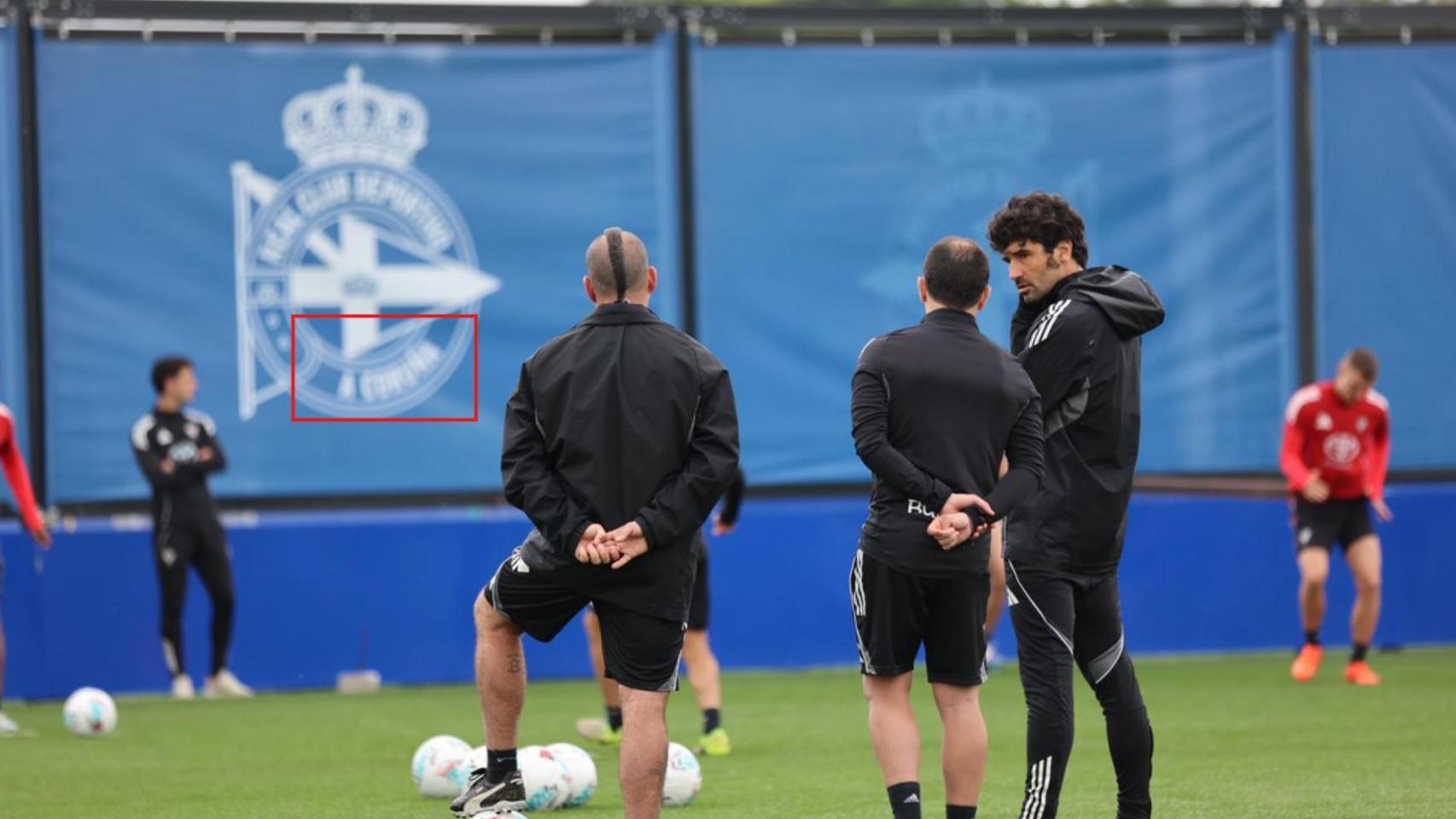 A Coruña ya luce en los escudos del Deportivo en los campos de entrenamiento