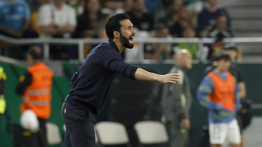 Álvaro Arbeloa dando indicaciones durante el Betis - Real Madrid